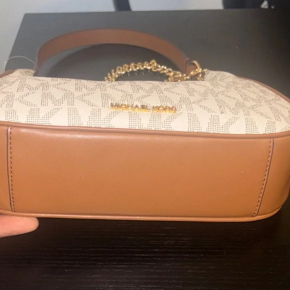 Michael Kors Cream Monogram Shoulder Bag with Gold Chain - Picture 5 of 7